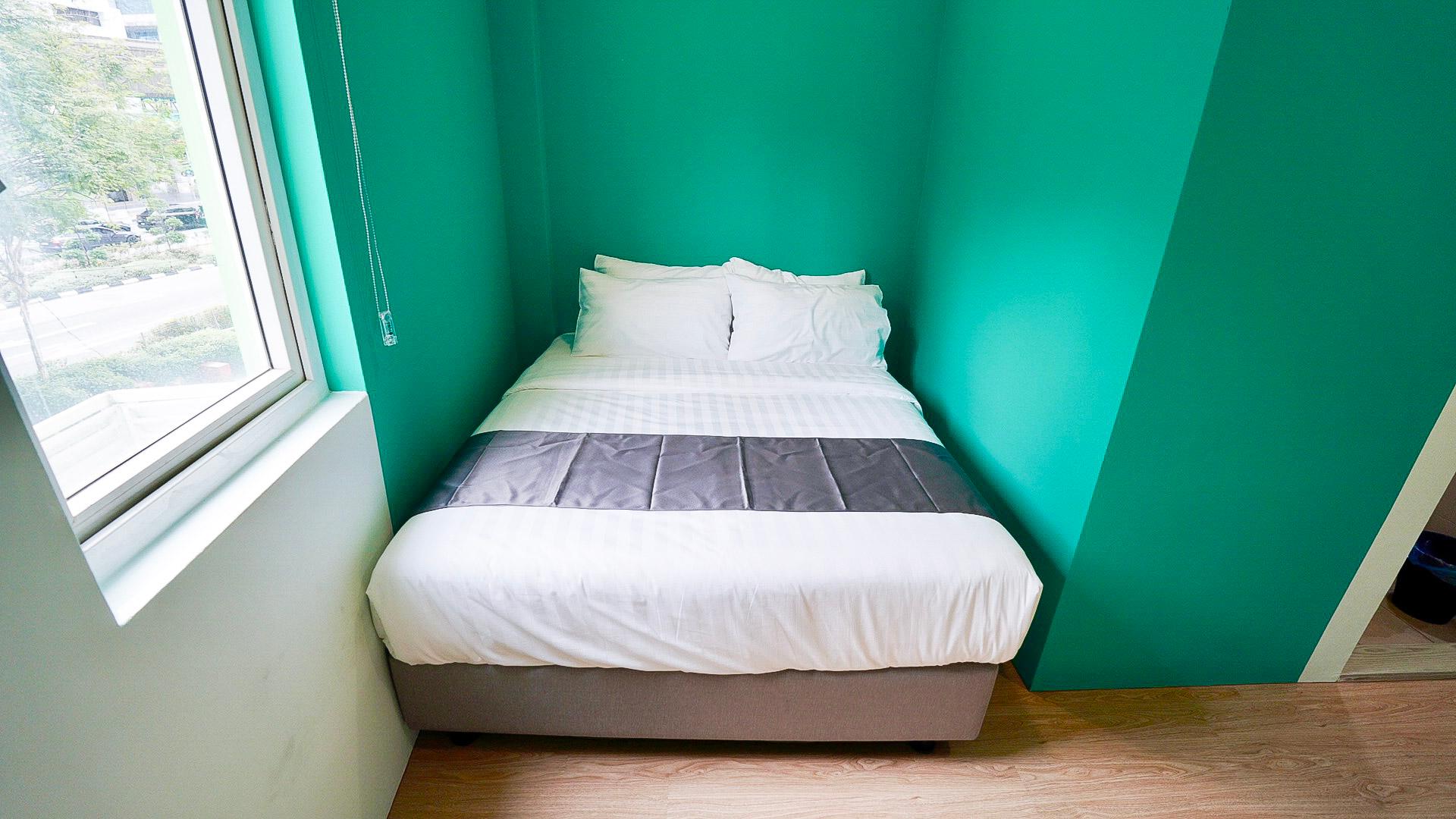 DELUXE QUEEN ROOM (City View)