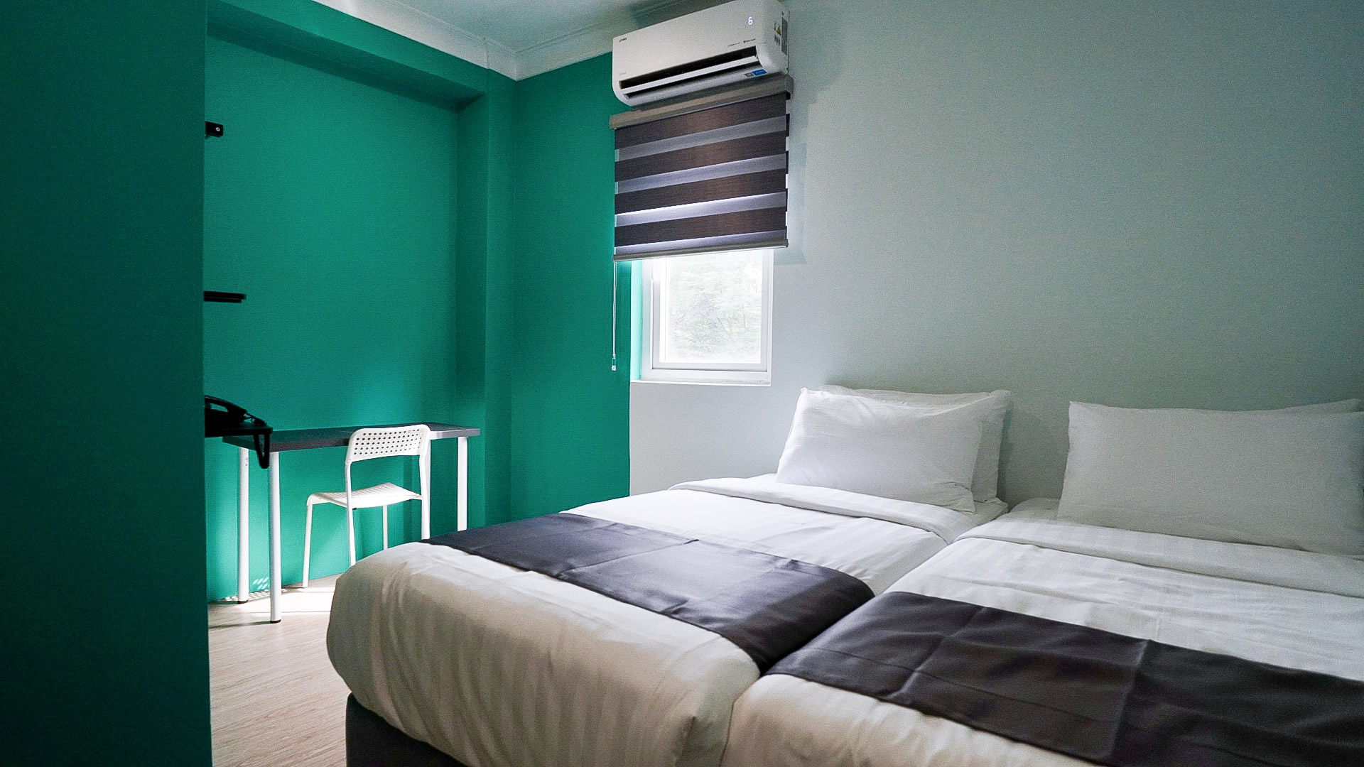 DELUXE TWIN ROOM (City View)